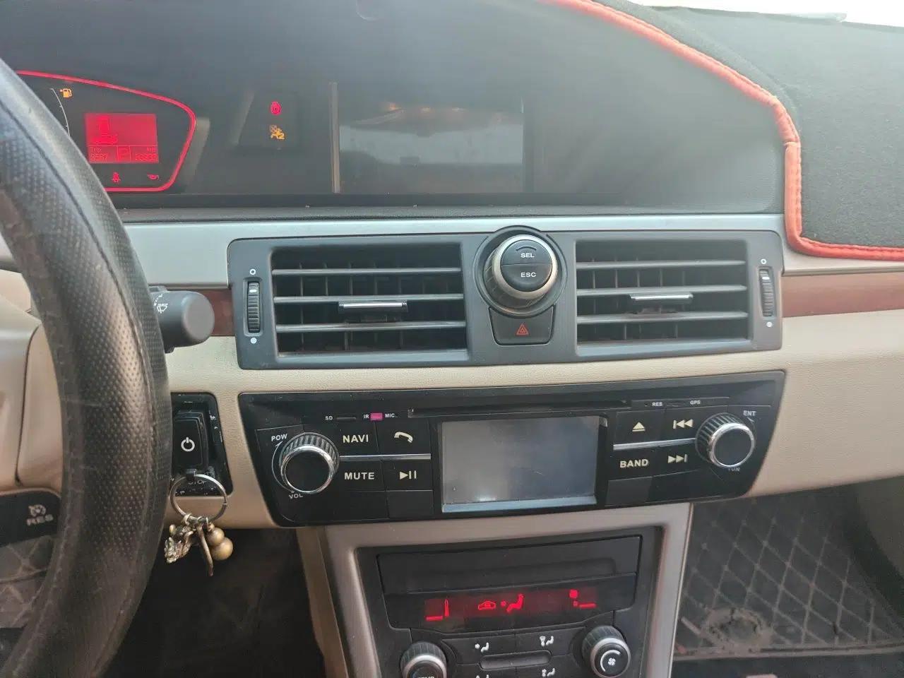 Roewe 550 2013 Classic Edition 550 1.8L Automatic Luxury Model — миниатюра 13