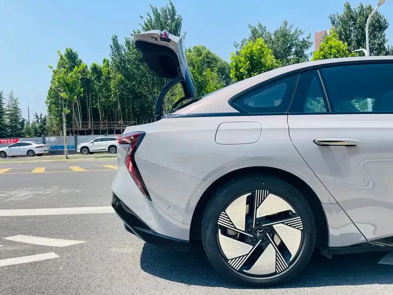 Hongqi EH7 2025 640 AWD Smart Selection Edition — миниатюра 15