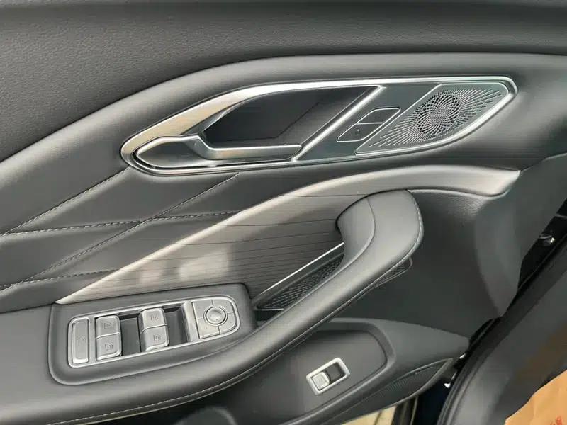 Hongqi HS7 PHEV 2024 2.0T AWD Flagship Edition 7-seater — миниатюра 18