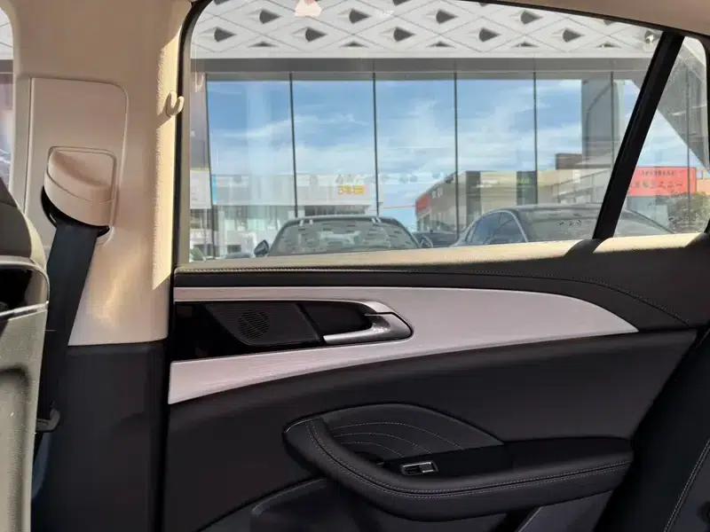 Hongqi H5 PHEV 2025 Model 170 Super Hybrid — миниатюра 12