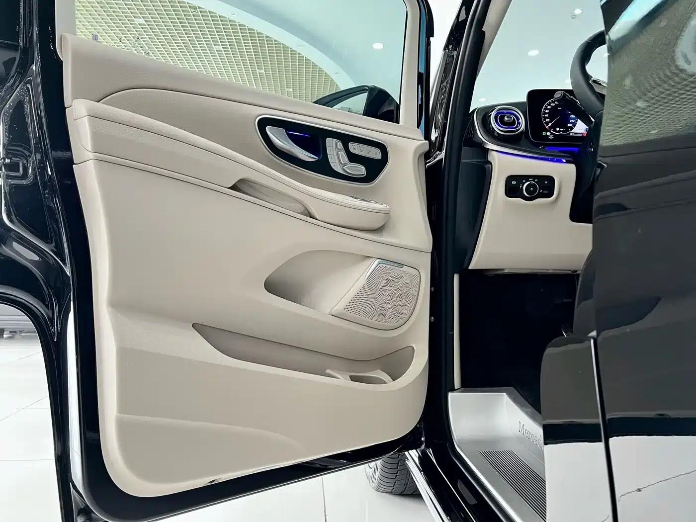 Mercedes-Benz V-Class 2024 V 300 L Long Wheelbase Luxury Edition — миниатюра 24