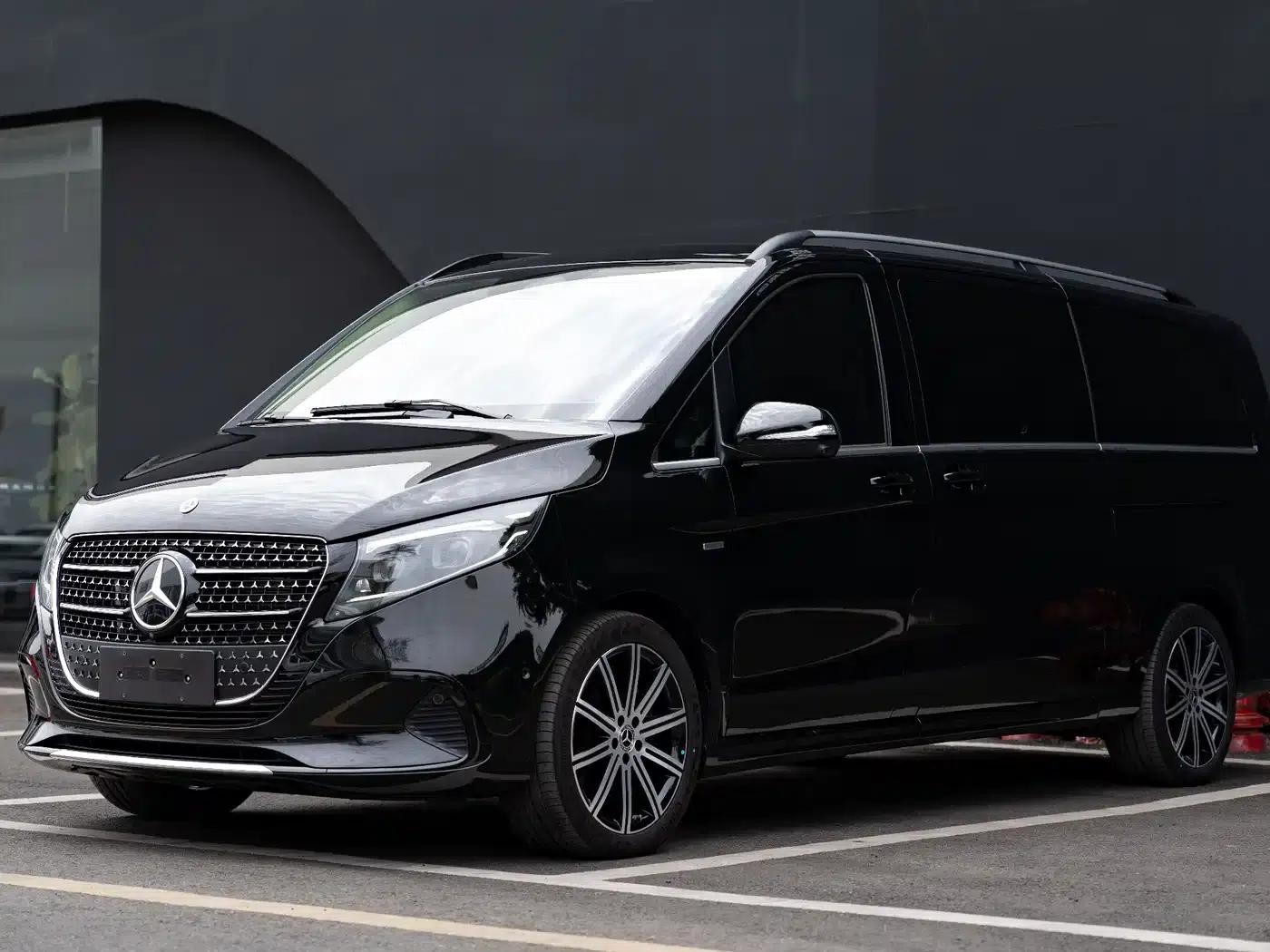 2024 Mercedes-Benz V-Class V 300 L Long Wheelbase Premium Edition — миниатюра 1