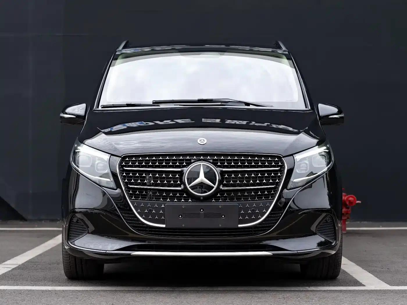 2024 Mercedes-Benz V-Class V 300 L Long Wheelbase Premium Edition — миниатюра 2