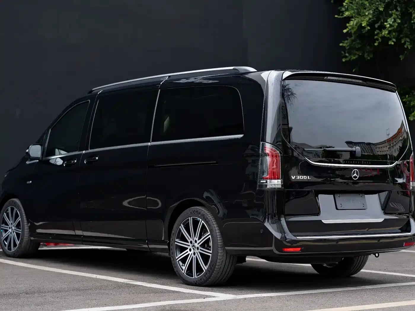2024 Mercedes-Benz V-Class V 300 L Long Wheelbase Premium Edition — миниатюра 17