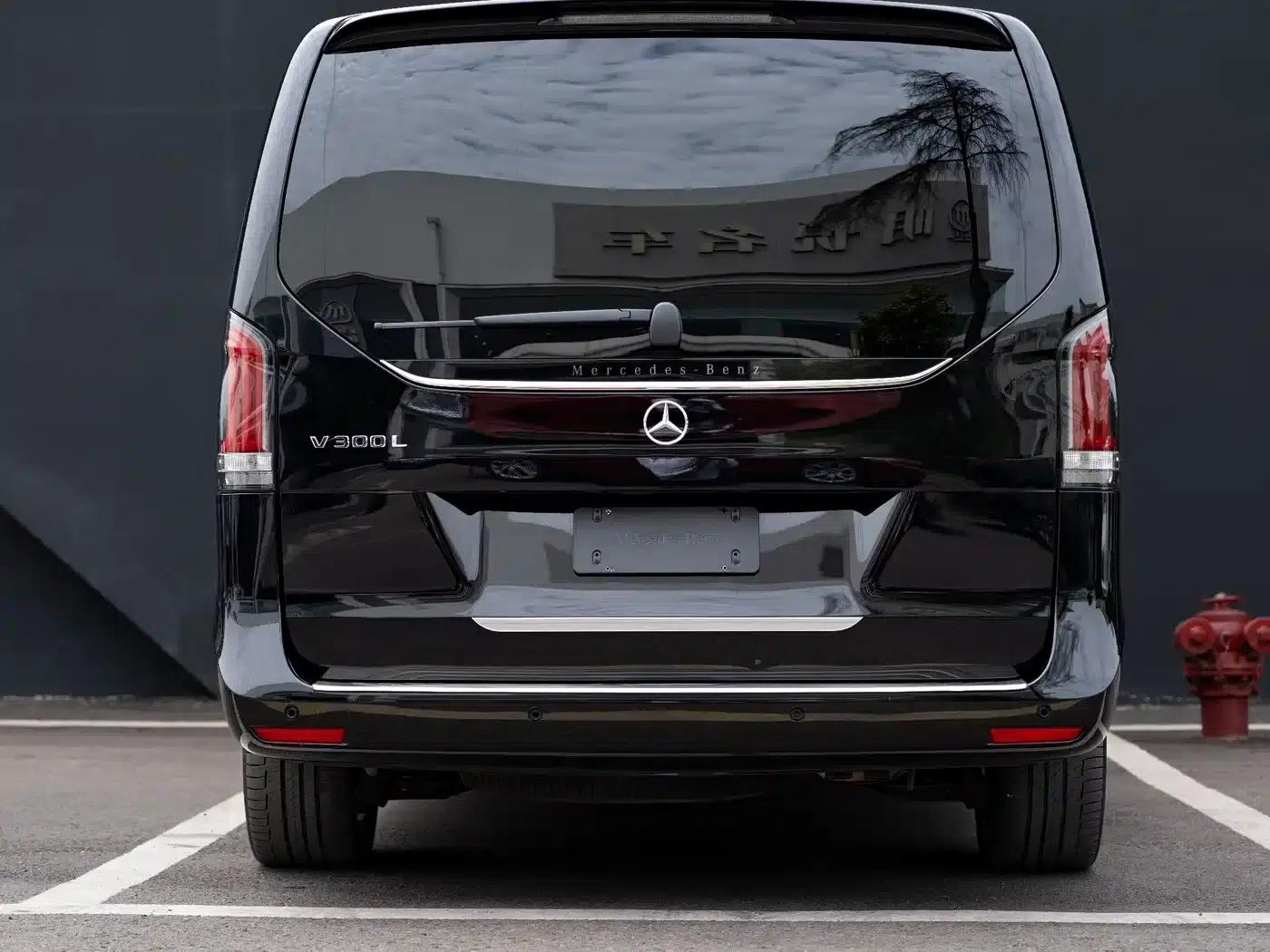 2024 Mercedes-Benz V-Class V 300 L Long Wheelbase Premium Edition — миниатюра 18
