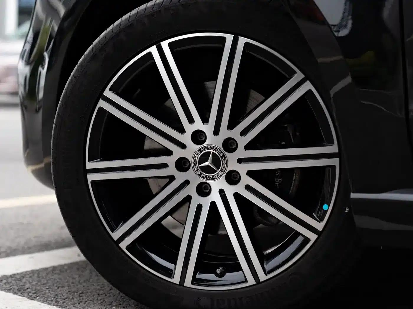 2024 Mercedes-Benz V-Class V 300 L Long Wheelbase Premium Edition — миниатюра 5