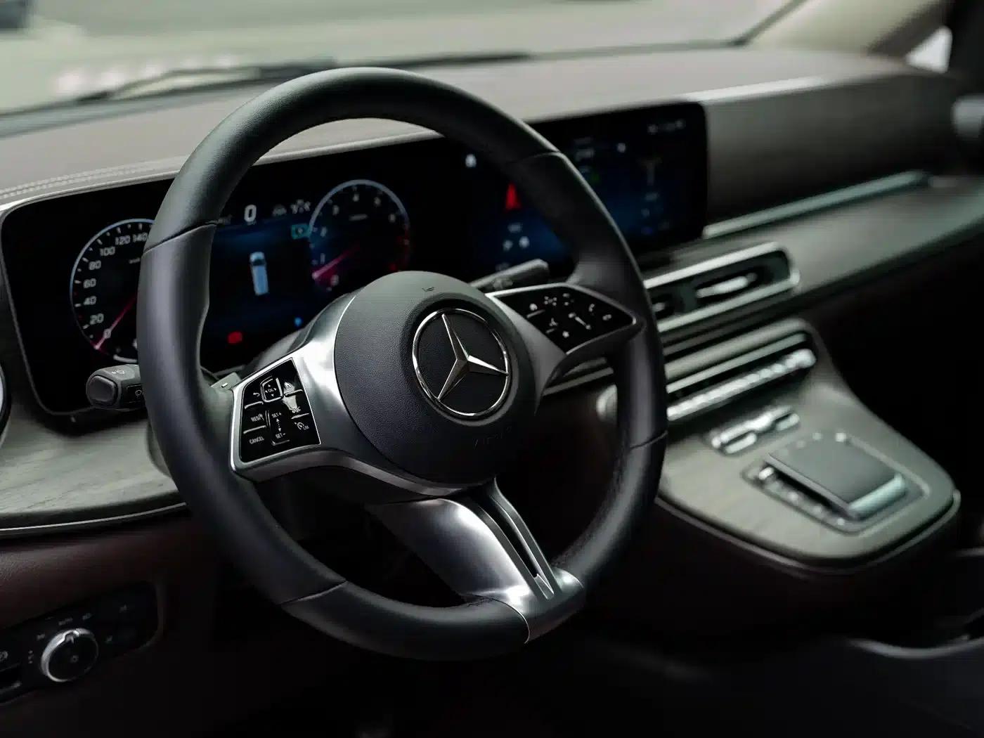 2024 Mercedes-Benz V-Class V 300 L Long Wheelbase Premium Edition — миниатюра 7