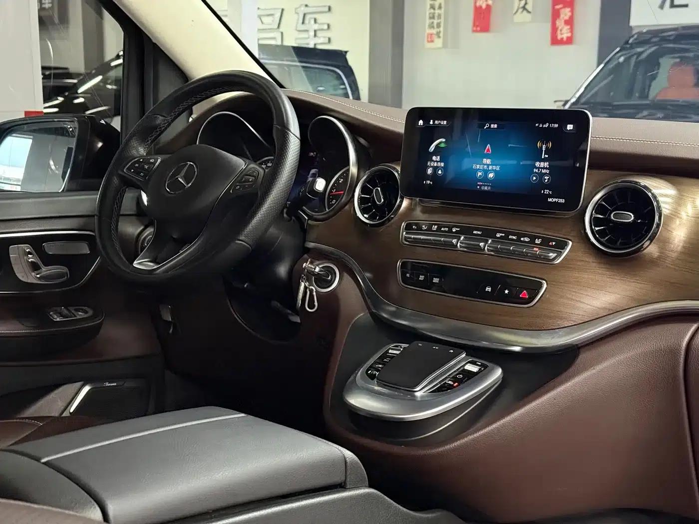 Mercedes-Benz V-Class 2022 V 260 L Long Wheelbase Luxury Edition — миниатюра 2