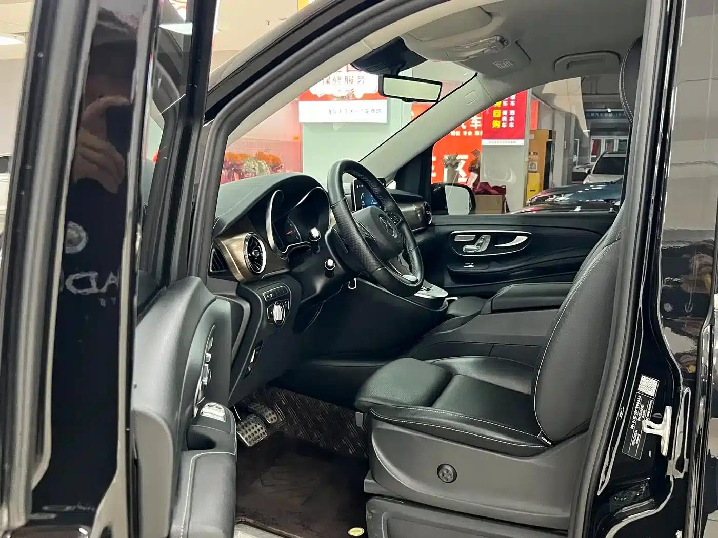 Mercedes-Benz V-Class 2022 V 260 L Long Wheelbase Premium Edition — миниатюра 4