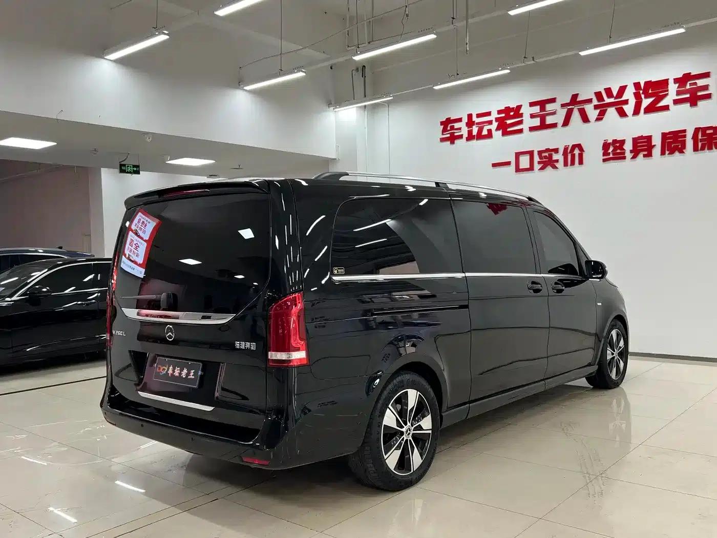 Mercedes-Benz V-Class 2022 V 260 L Long Wheelbase Premium Edition — миниатюра 7