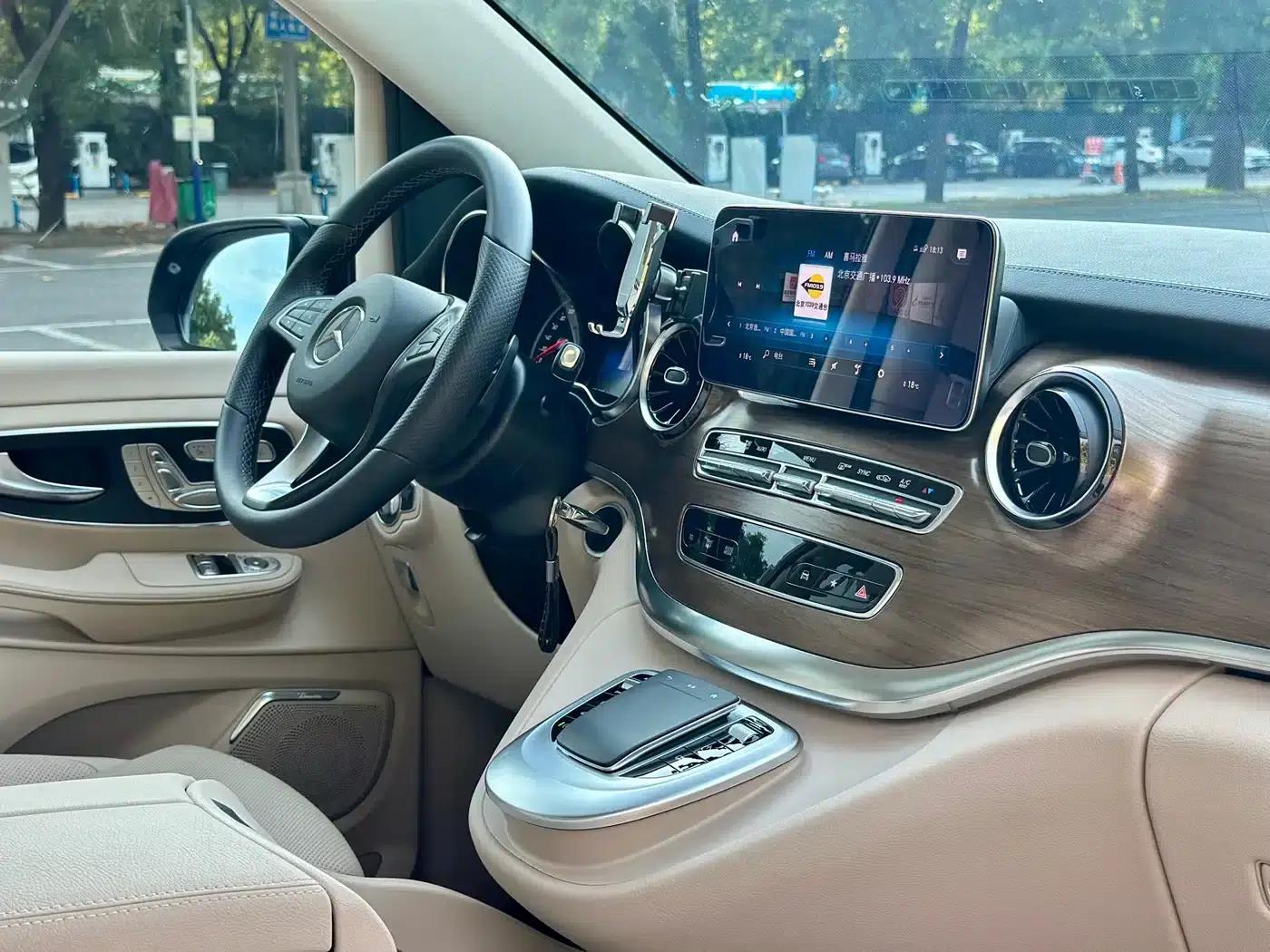 Mercedes-Benz V-Class 2022 V 260 L Long Wheelbase Luxury Edition — миниатюра 28