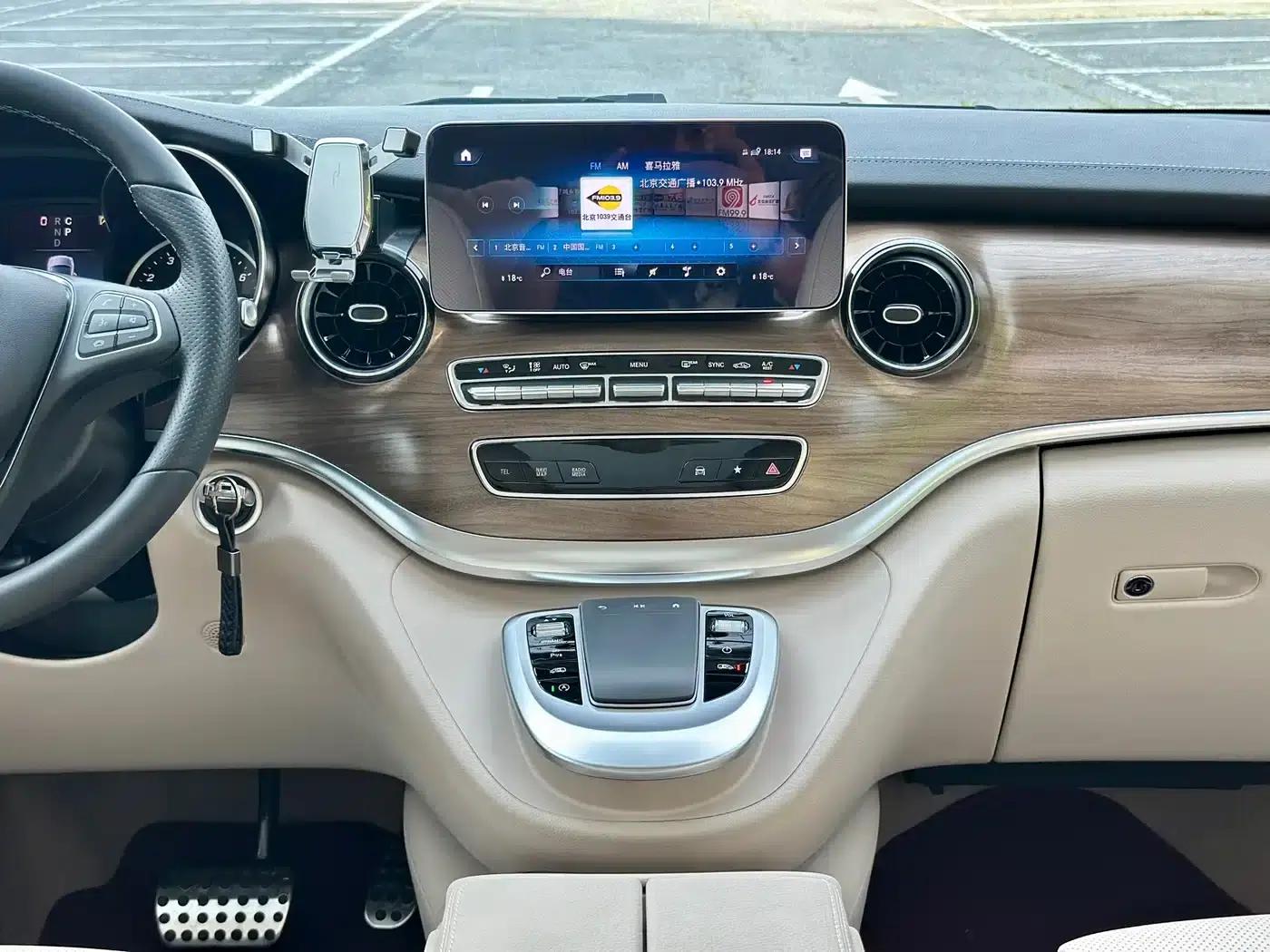 Mercedes-Benz V-Class 2022 V 260 L Long Wheelbase Luxury Edition — миниатюра 32