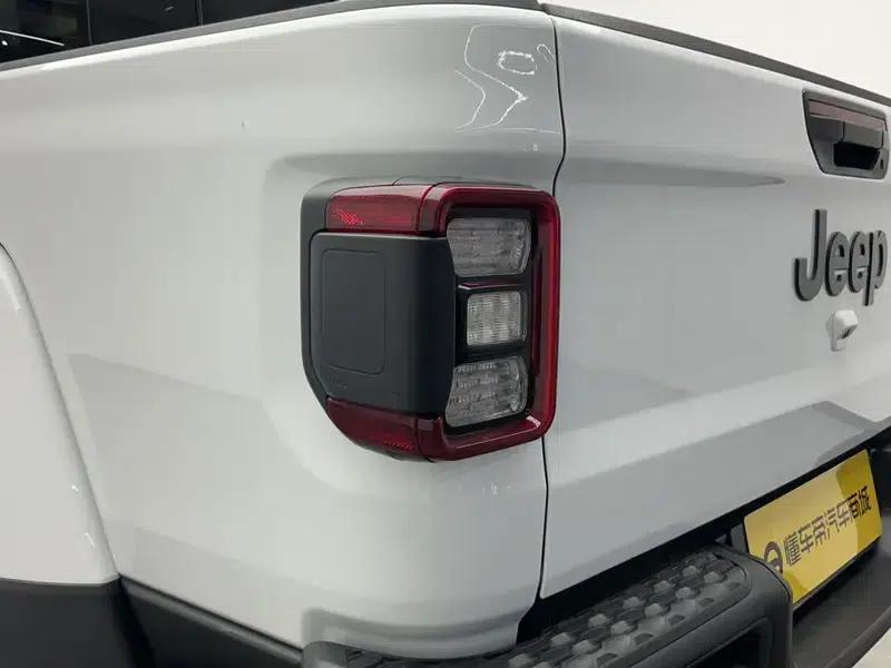 Gladiator 2023 3.6L Overland — миниатюра 13