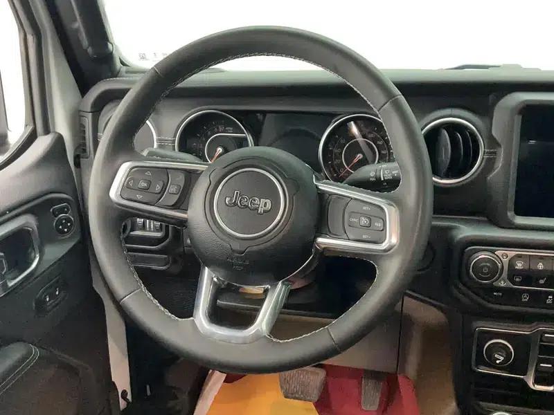 Gladiator 2023 3.6L Overland — миниатюра 16