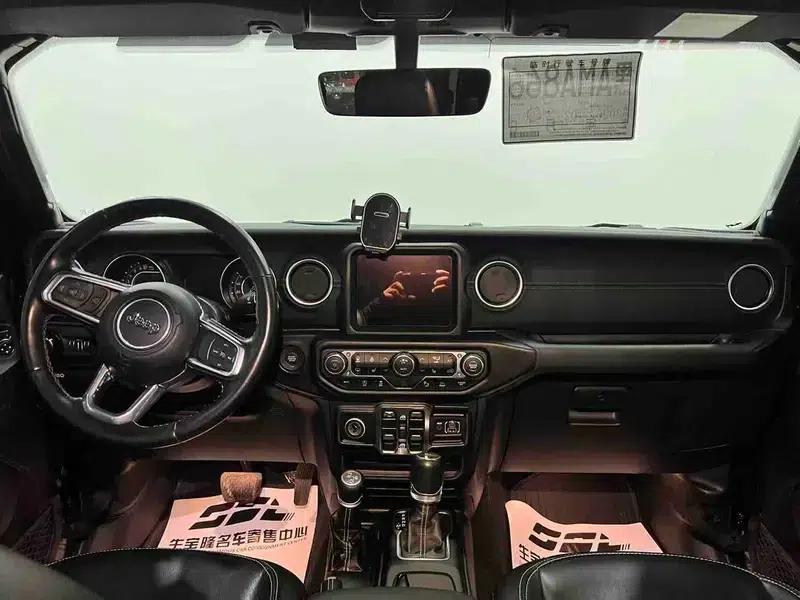 Gladiator 2023 3.6L Overland — миниатюра 14