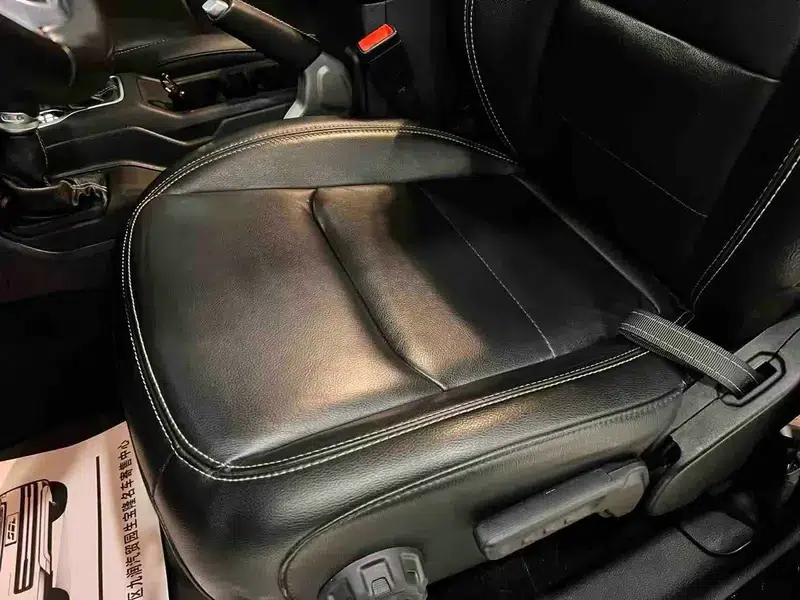 Gladiator 2023 3.6L Overland — миниатюра 16