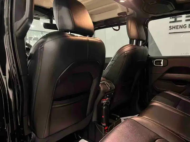 Gladiator 2023 3.6L Overland — миниатюра 17