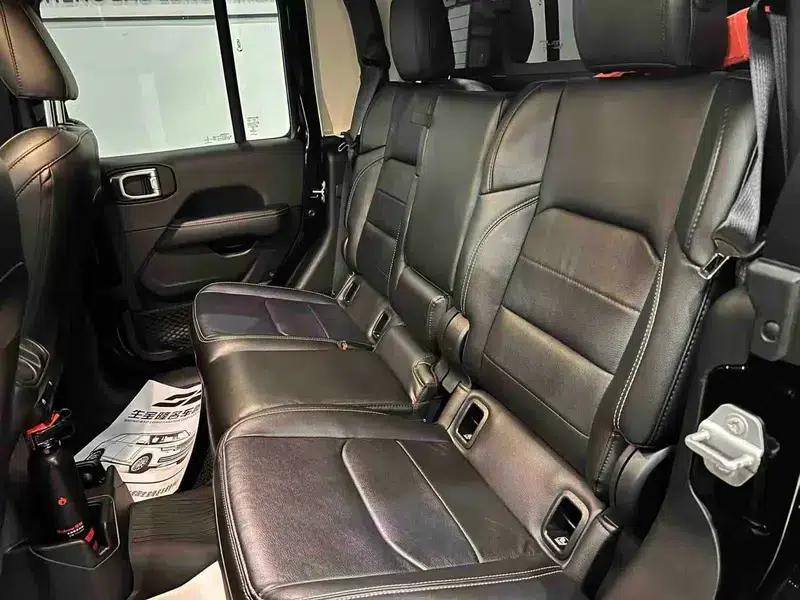 Gladiator 2023 3.6L Overland — миниатюра 18