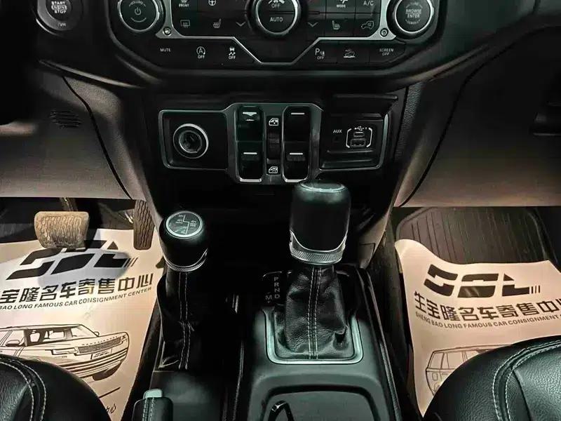 Gladiator 2023 3.6L Overland — миниатюра 8