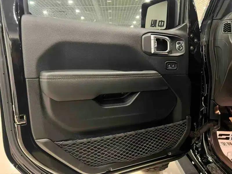 Gladiator 2023 3.6L Overland — миниатюра 10