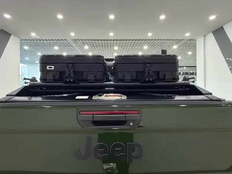 Gladiator 2023 3.6L Overland — миниатюра 9