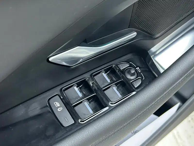 Jaguar E-PACE 2018 P200 First Edition Limited Edition (China VI Emission Standard) — миниатюра 34