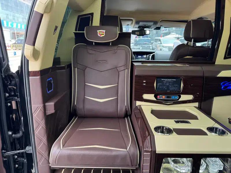 2017 Cadillac Escalade 6.2L ESV Platinum Edition Extended Wheelbase — миниатюра 26
