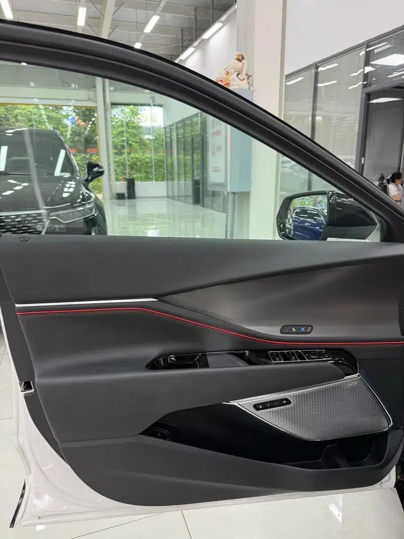2023 Cadillac GT4 25T Premium — миниатюра 13