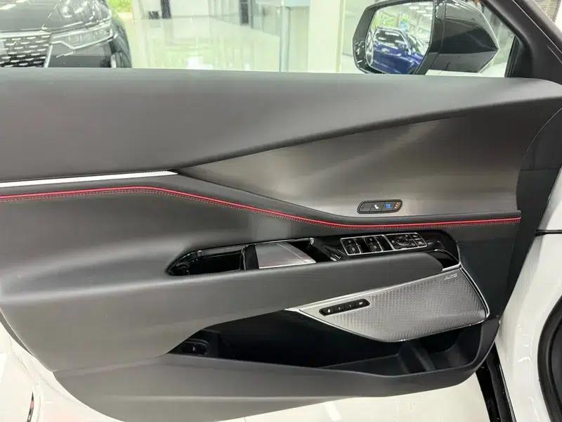 2023 Cadillac GT4 25T Premium — миниатюра 10