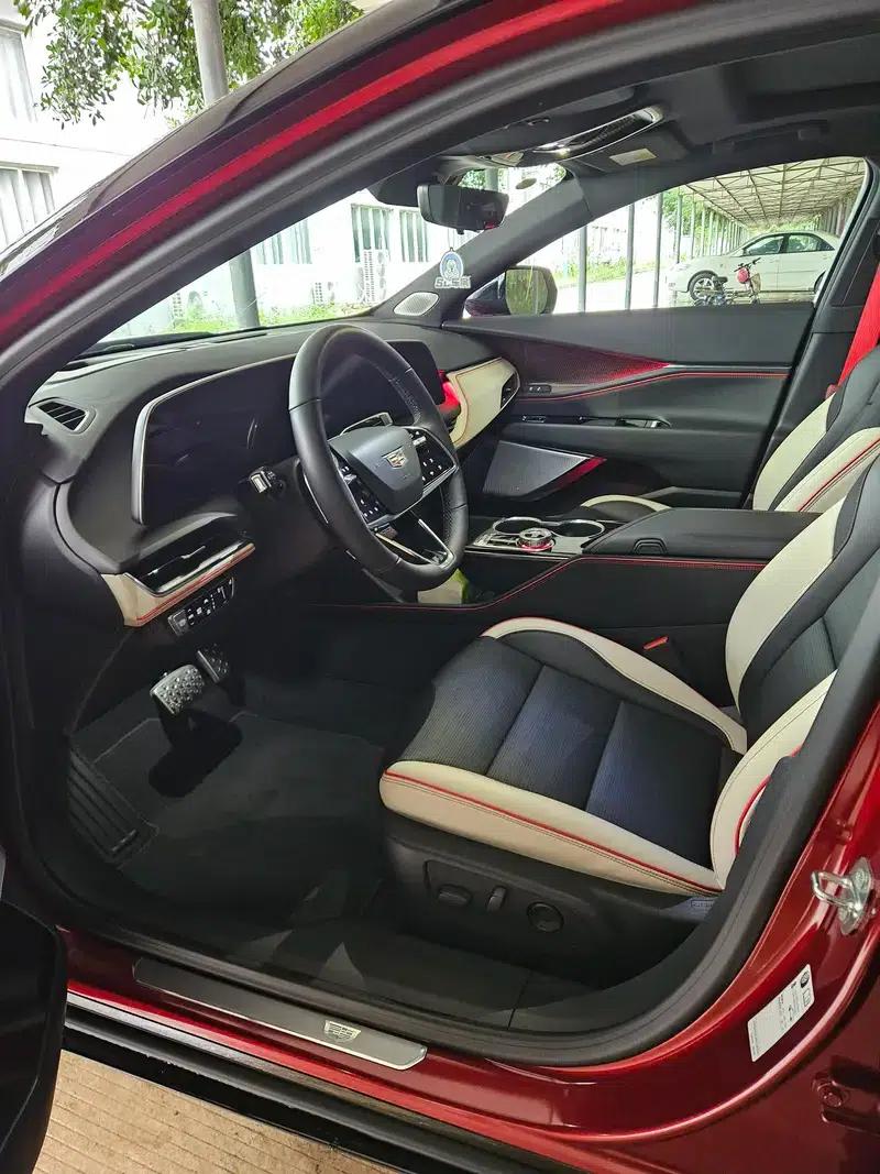 2023 Cadillac GT4 28T Platinum — миниатюра 4