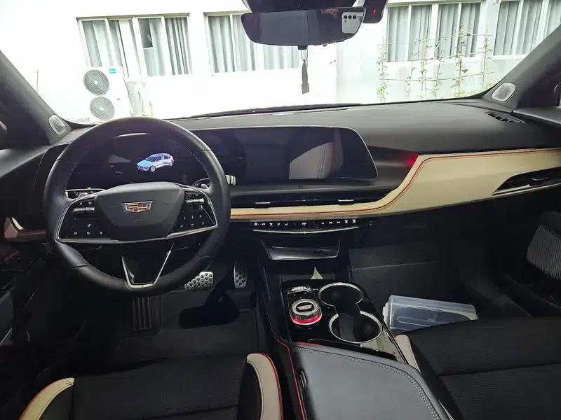 2023 Cadillac GT4 28T Platinum — миниатюра 7