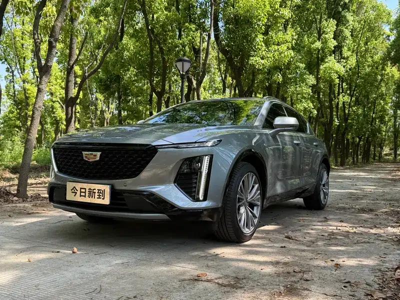 2023 Cadillac GT4 25T Premium — миниатюра 1