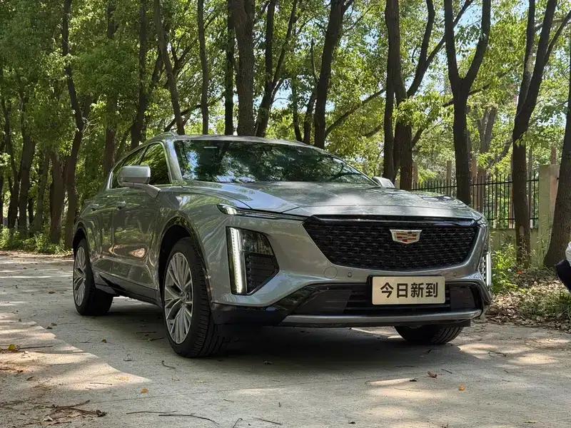 2023 Cadillac GT4 25T Premium — миниатюра 3