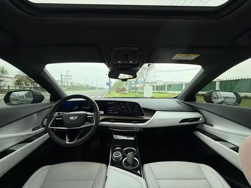 2023 Cadillac GT4 25T Luxury — миниатюра 7