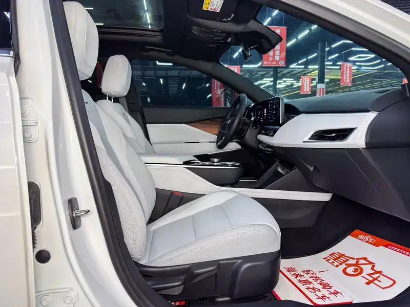 2023 Cadillac GT4 25T Luxury Edition — миниатюра 14