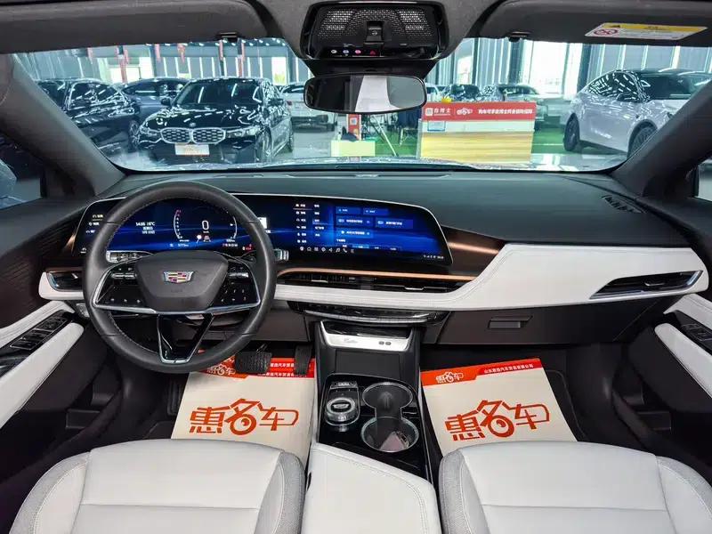2023 Cadillac GT4 25T Luxury Edition — миниатюра 9