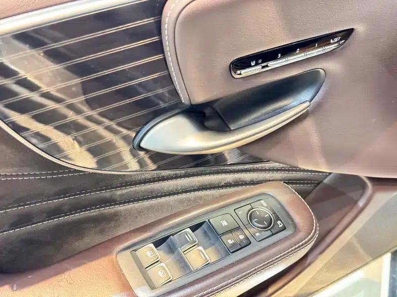 Lexus LS 2020 500h Luxury Edition (China VI Emission Standard) — миниатюра 24