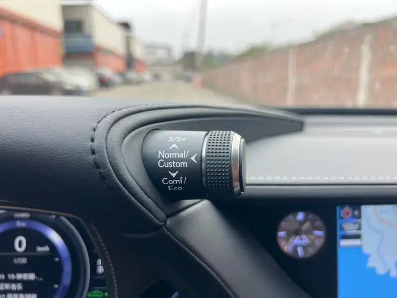 Lexus LS 2018 500h Executive Edition (China VI Emission Standard) — миниатюра 14