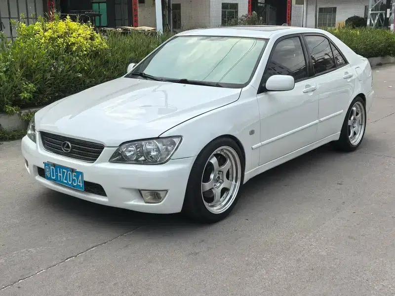 Lexus IS 2002 2.0L Automatic Rear-Wheel Drive 5-Seater (Parallel Import) — миниатюра 1