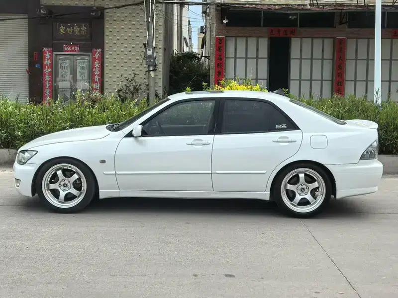 Lexus IS 2002 2.0L Automatic Rear-Wheel Drive 5-Seater (Parallel Import) — миниатюра 3