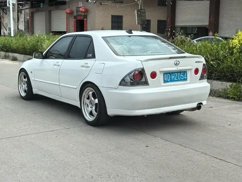 Lexus IS 2002 2.0L Automatic Rear-Wheel Drive 5-Seater (Parallel Import) — миниатюра 4