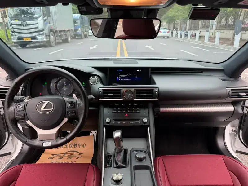 Lexus IS 2017 300 F SPORT Edition — миниатюра 5