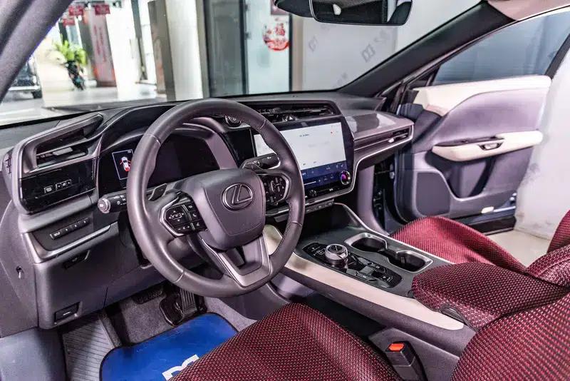 Lexus RZ 2023 450e DIRECT4 Luxury Edition — миниатюра 12
