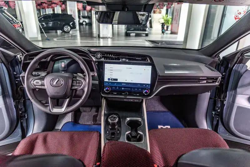 Lexus RZ 2023 450e DIRECT4 Luxury Edition — миниатюра 8