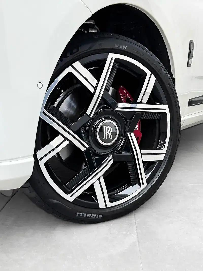 2025 Cullinan Series II Black Badge Disruptor — миниатюра 13