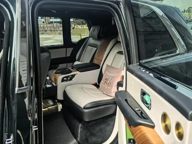 2023 Cullinan 6.7T Automatic AWD 4-seater — миниатюра 17
