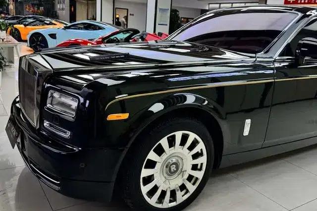 2010 Nissan Phantom 6.7L Automatic Rear-Wheel Drive 4-Seater (Parallel Import) — миниатюра 14