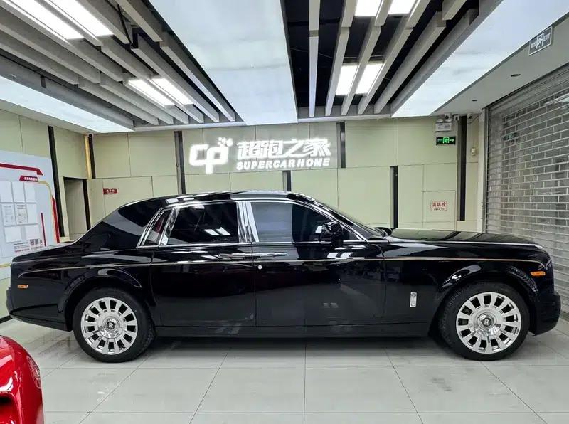 2010 Nissan Phantom 6.7L Automatic Rear-Wheel Drive 4-Seater (Parallel Import) — миниатюра 4