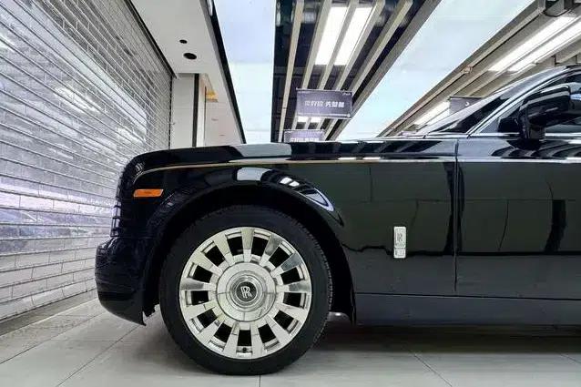 2010 Nissan Phantom 6.7L Automatic Rear-Wheel Drive 4-Seater (Parallel Import) — миниатюра 6