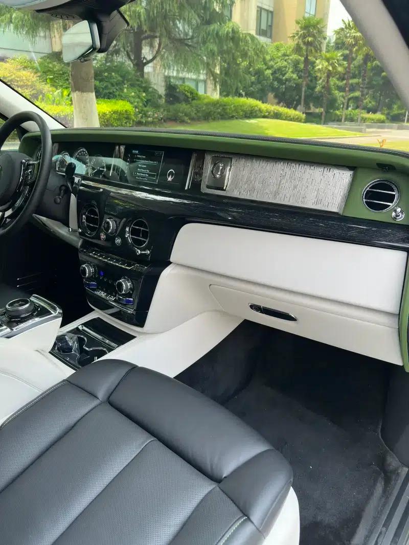 2022 Phantom 6.7T Automatic AWD 4-seater — миниатюра 12